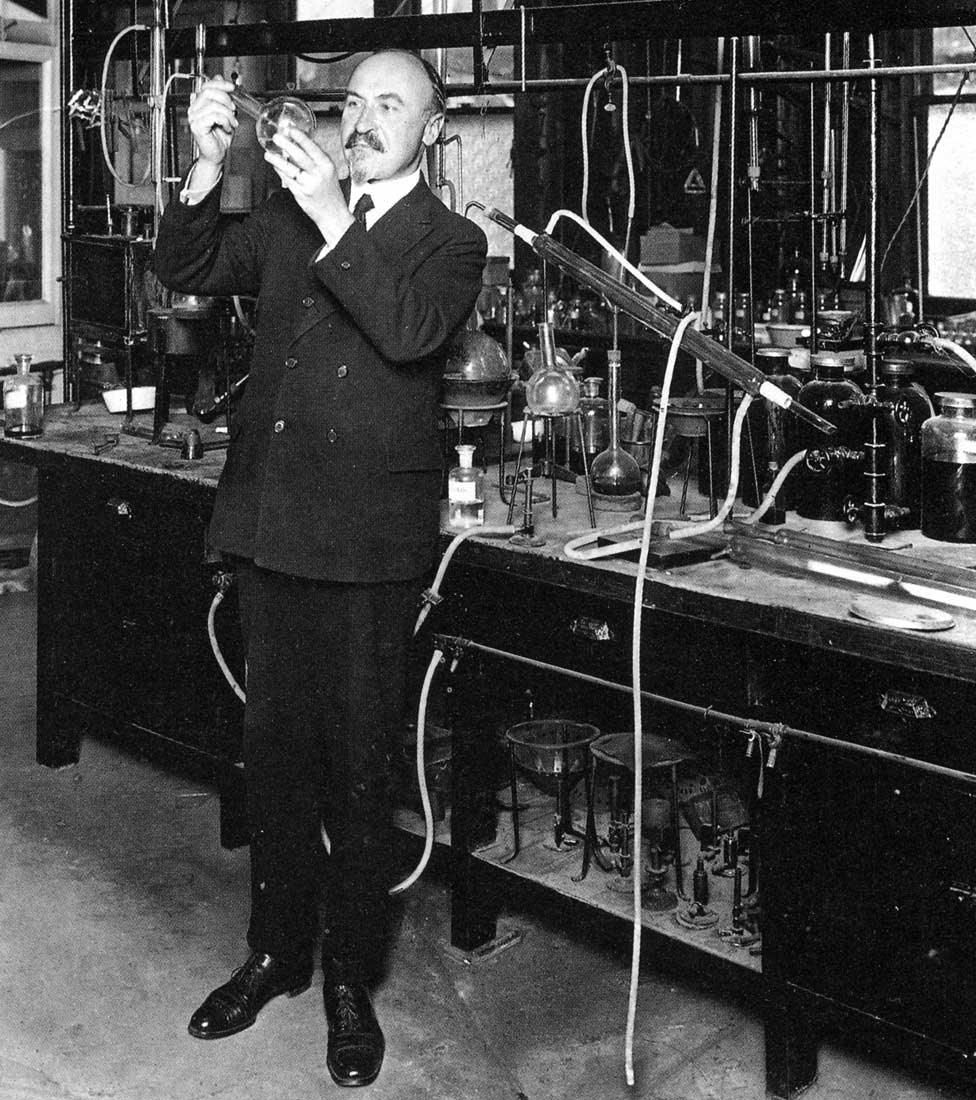 Leo Baekeland in his laboratory