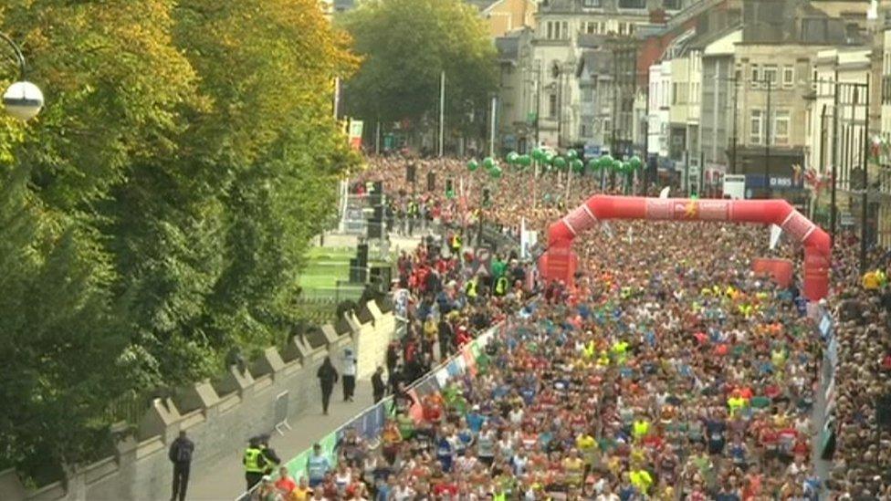 Rhedwyr ar gychwyn hanner marathon Caerdydd