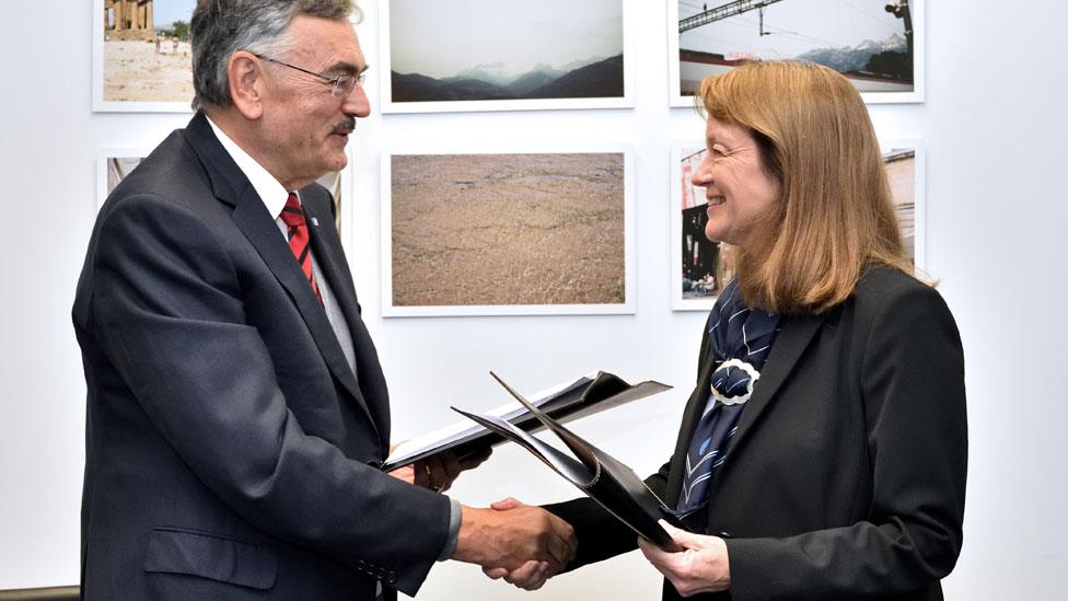 Heads of TUM and Imperial shake hands