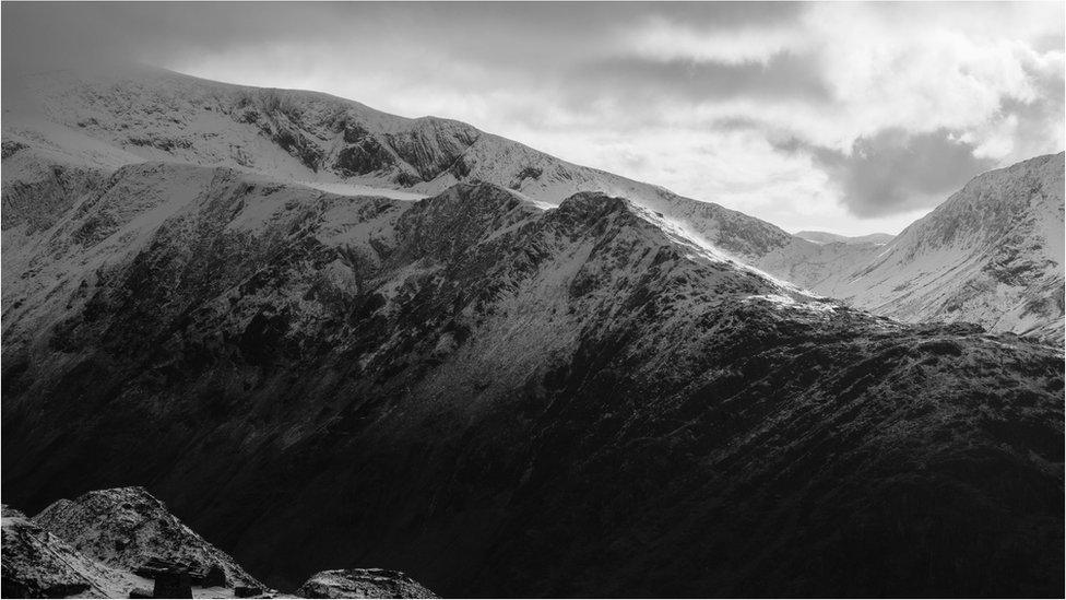 Llun Derlwyn, sef y crib sydd yn arwain i'r Wyddfa uwchben Llwybr Llanberis. Eto, wedi ei dynnu o Elidir Fach.