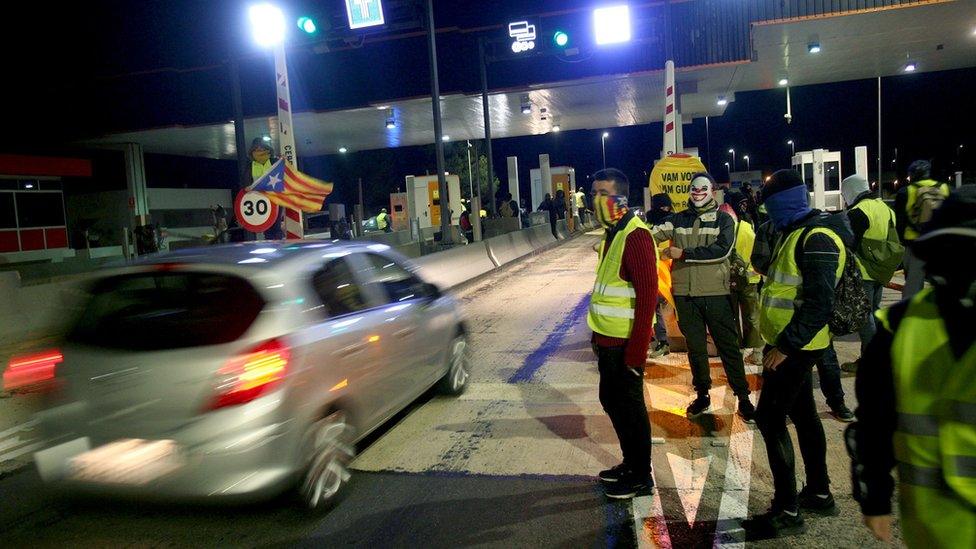 CDR activists controlling toll barrier, 8 Dec 18