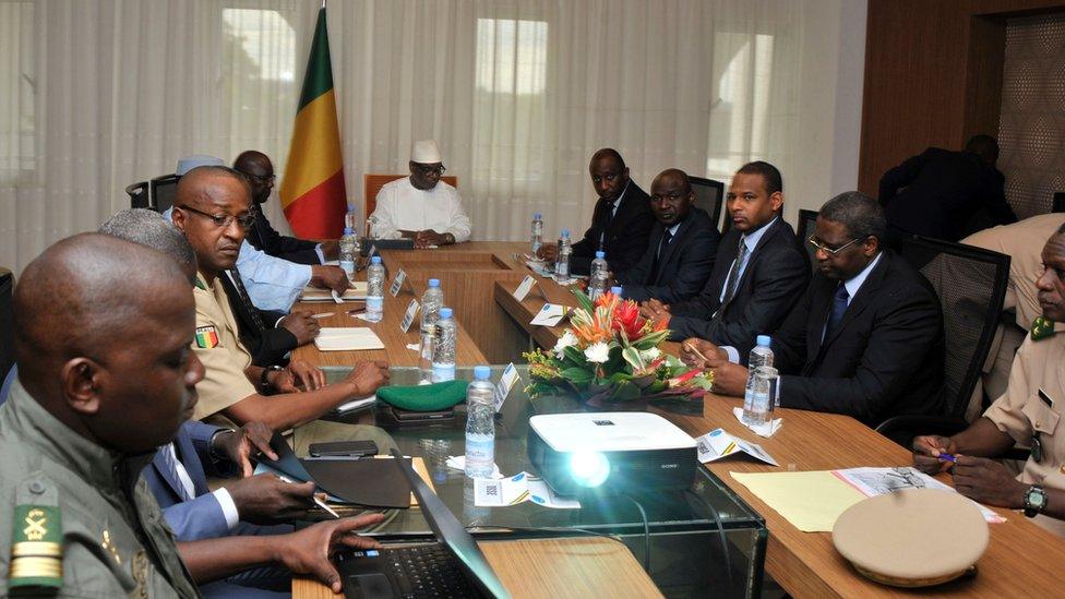 officials around a table, 19 July 2016