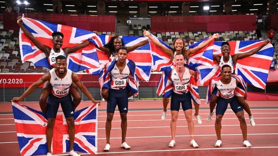 Silver medalists Nethaneel Mitchell-Blake , Zharnel Hughes , Richard Kilty and Chijindu Ujah pose with the women' 4 x 100 bronze medallists Daryll Neita, Dina Asher-Smith , Imani Lansiquot and Asha Philip