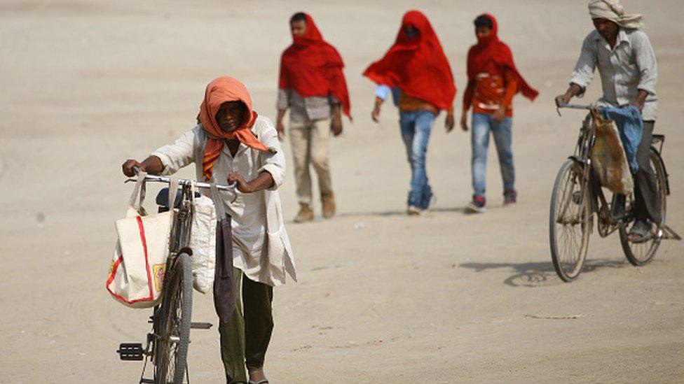 Local commuters walk through massive heatwave during a hot day in Allahabad on June 7,2022