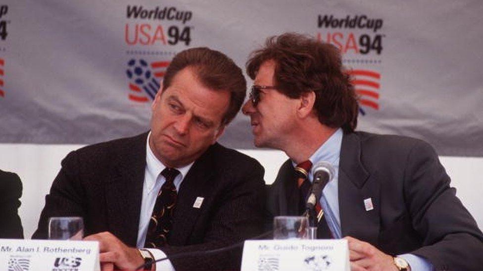 Alan Rothenberg (l) listens to Fifa media relations director Guido Tognoni in 1994