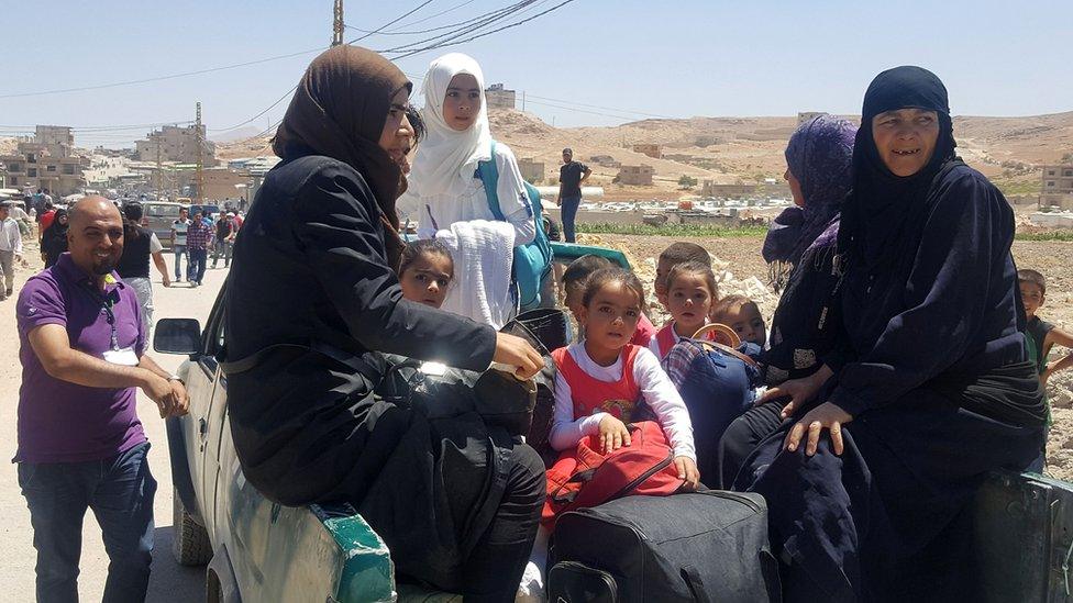 Syrians arrive at edge of Arsal to board buses