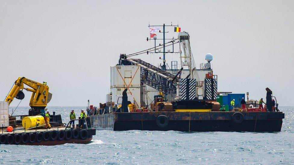 The Gaverland deploying anchors at the wreck site