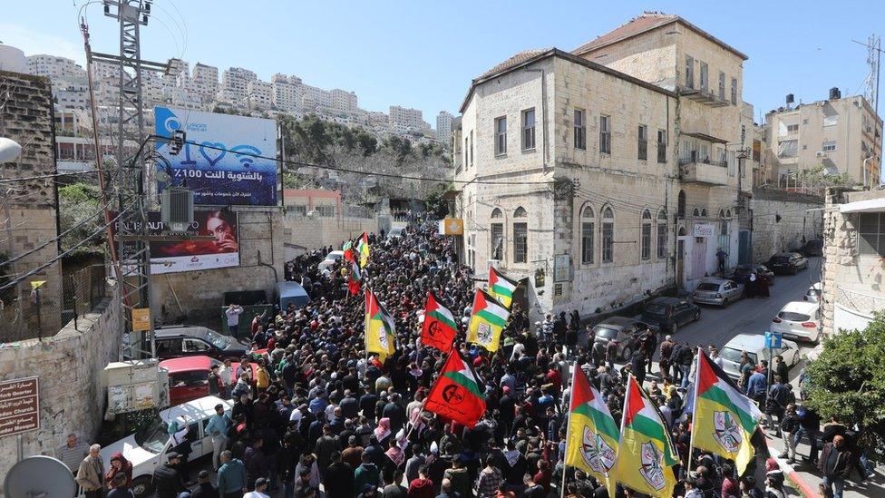 Mourners carry the bodies of Raid Hamdan and Zaid Nuri during their funeral in the West Bank city of Nablus (20 March 2019)