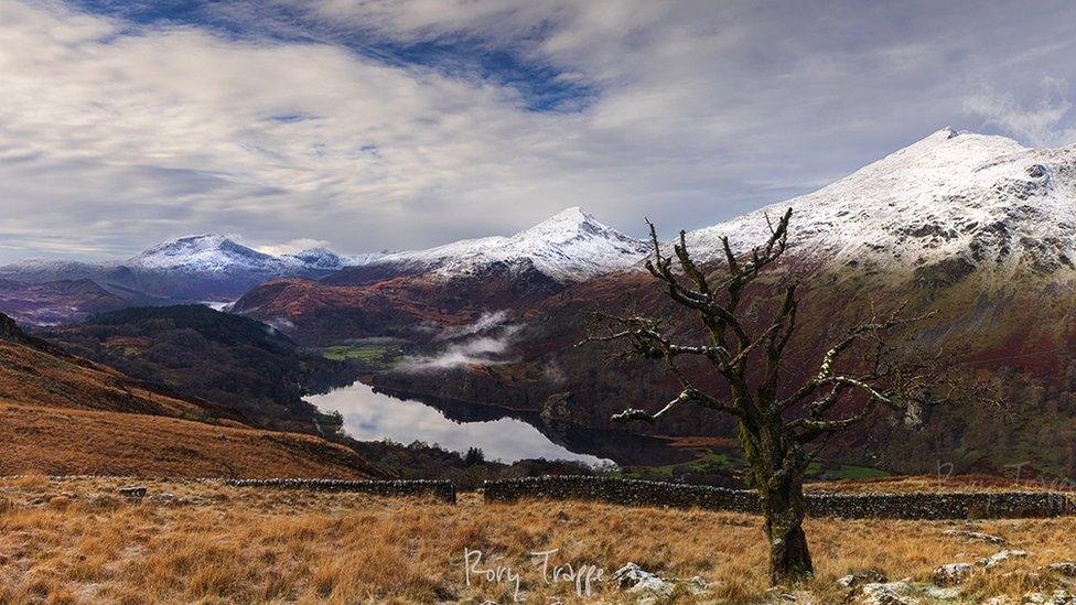 Golygfa o Fwlch y Rhediad yn edrych tuag at Llyn Gwynant