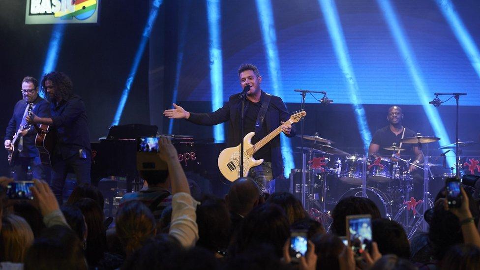 Alejandro Sanz performing in Madrid