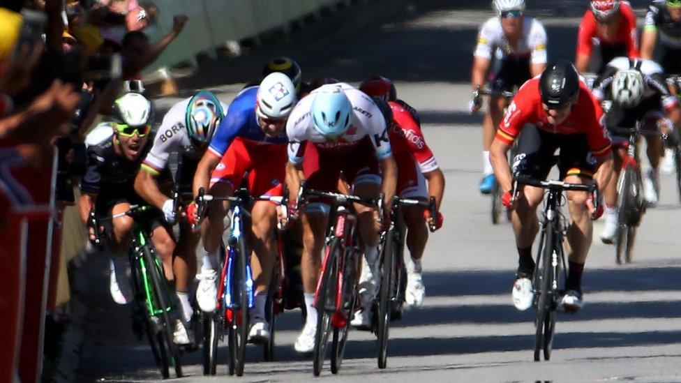 Mark Cavendish and other riders colliding