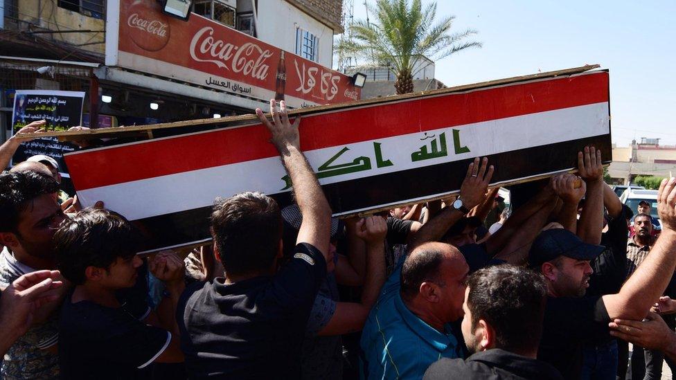 Iraqis carry the coffin of a protester allegedly killed in clashes with security forces in Baghdad (5 October 2019)