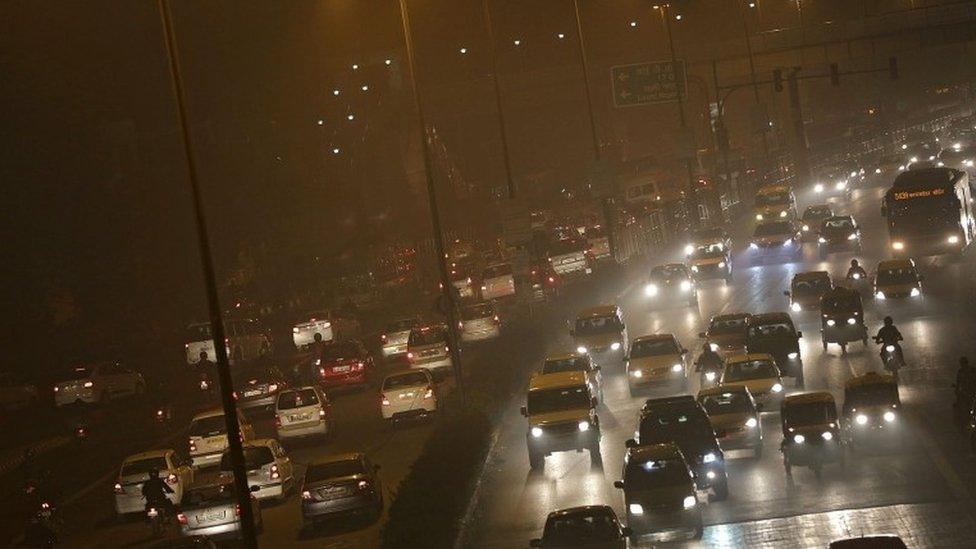 Thick smog seen as traffic move at the office peak hours in New Delhi, India 13 January 2016.