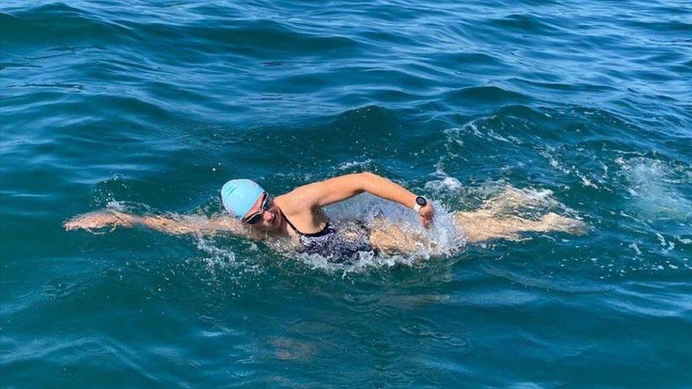 Evie Anema swimming the English Channel