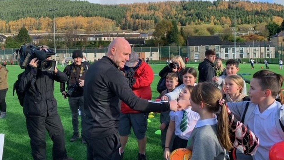 Roedd Rob Page yn ôl yn y Rhondda i siarad â phlant lleol cyn iddo gyhoeddi ei garfan yn ddiweddarach