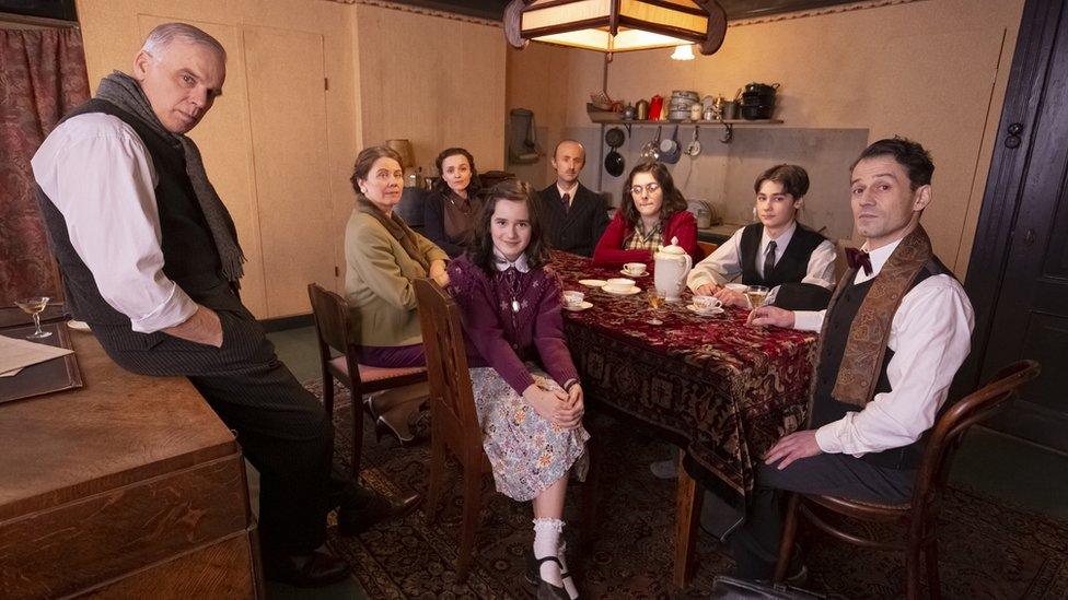 anne-frank-with-her-family