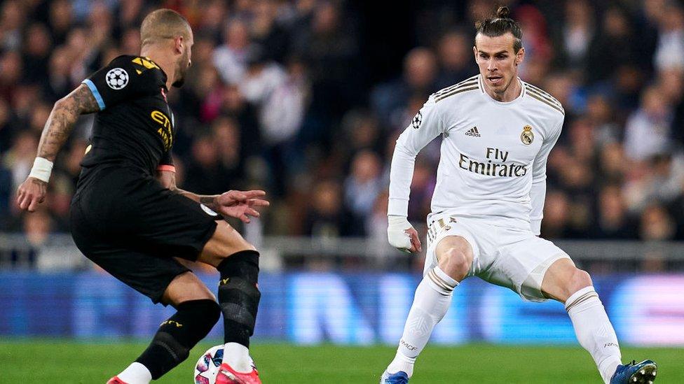 Gareth Bale of Real Madrid battle for the ball with Kyle Walker of Manchester City