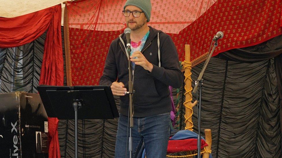 Chris Matthewman performing at the Bardic Picnic