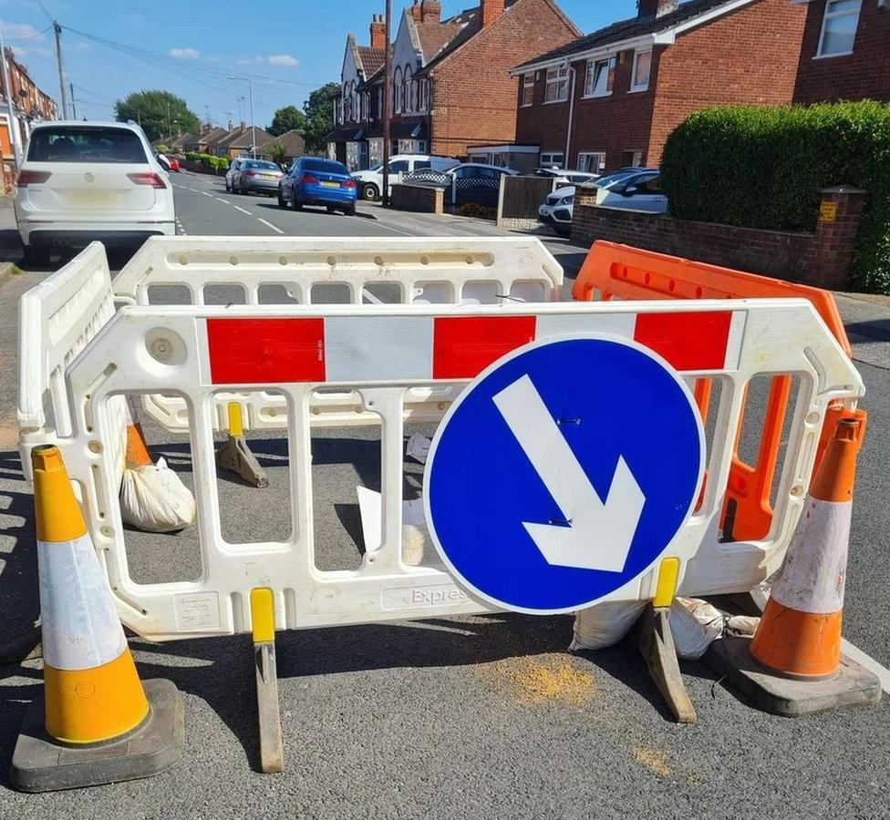 Cordon in Kilton Road - number plate blurred