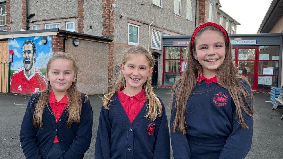 Bethan, Cerys ac Evissa o Ysgol y Llys, Prestatyn