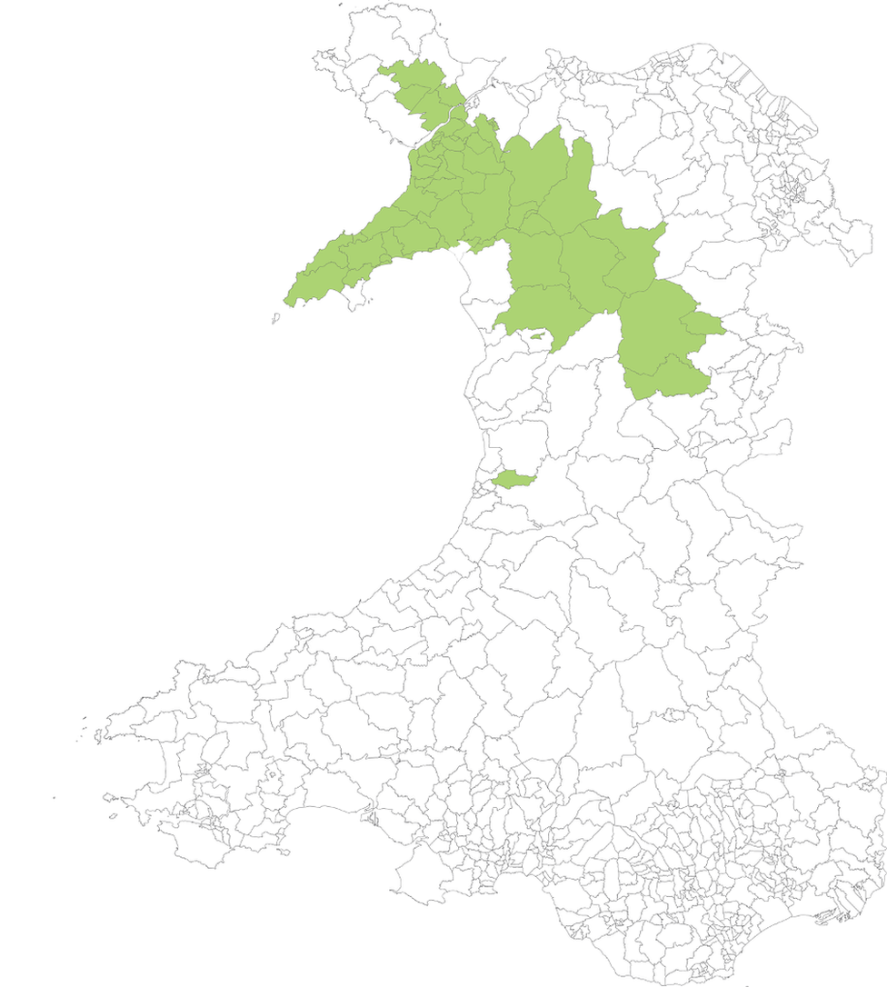 Map yn dangos 20% a mwy o'r boblogaeth sydd wedi eu geni y tu allan i Gymru ac yn siarad Cymraeg