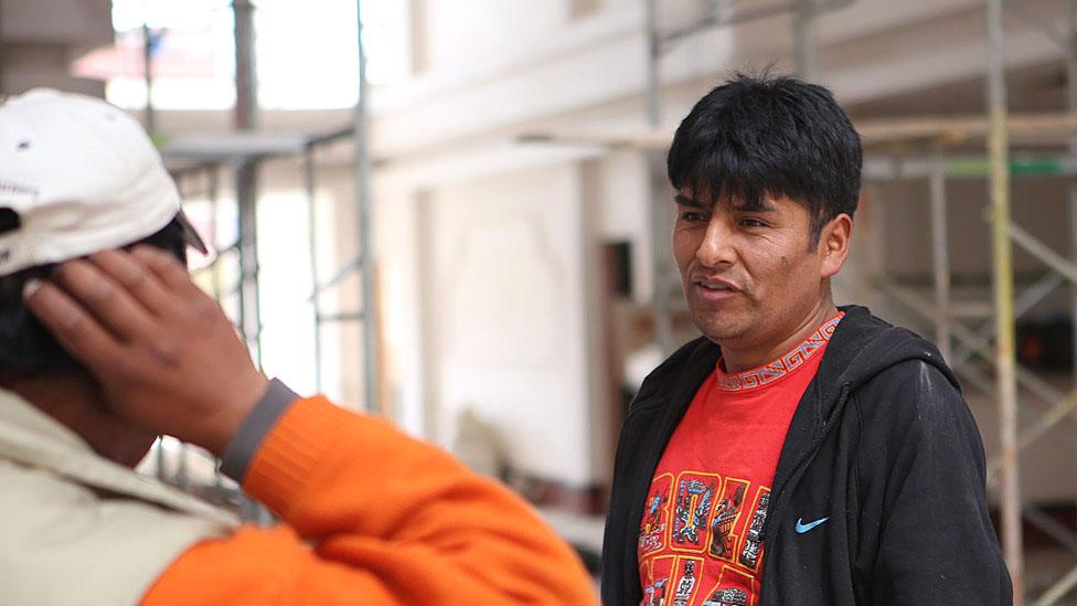 Freddy Mamani speaks to a worker in El Alto