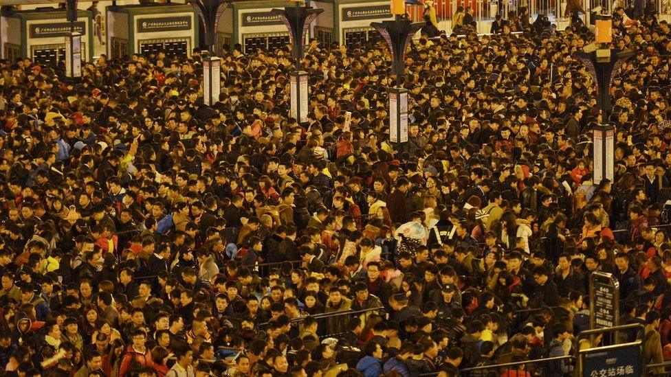 Passengers wait to enter a railway station after trains were delayed due to bad weather in southern China in Guangzhou, Guangdong province, 1 February 2016