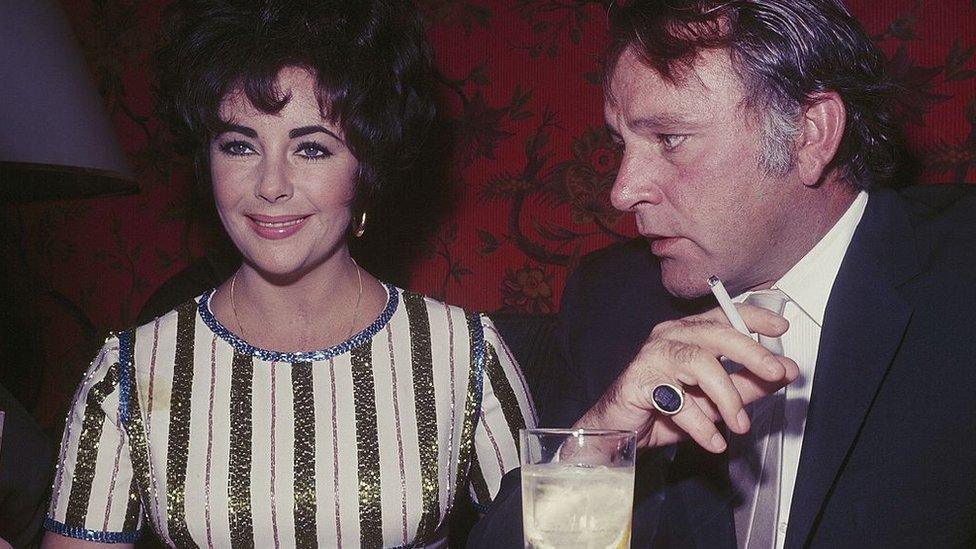 Elizabeth Taylor a Richard Burton yn 1967