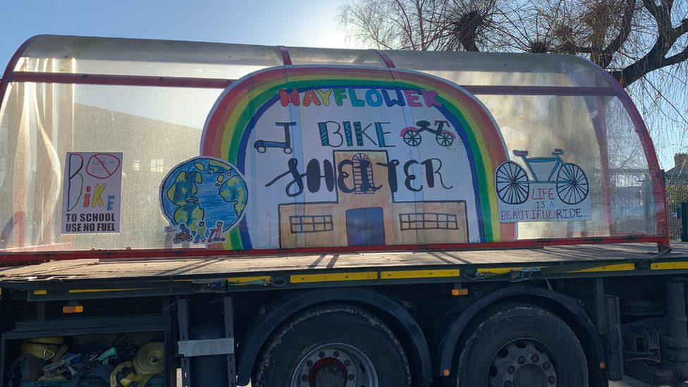 Shelter on a lorry