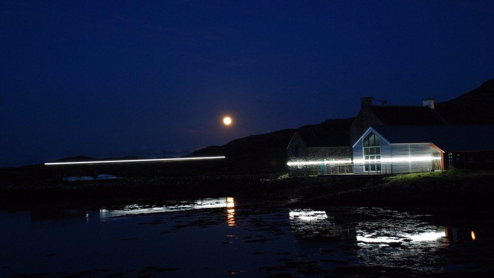 Taisbeanadh solais aig Taigh Chearsabhagh