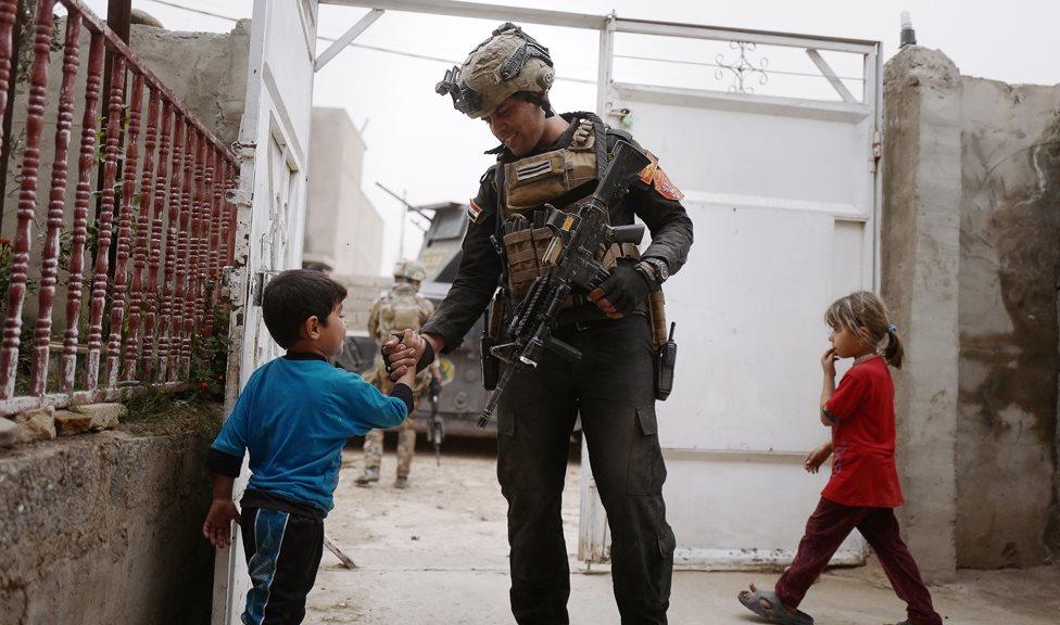 Children greet Iraqi troops as they enter eastern Mosul (1 November 2016)