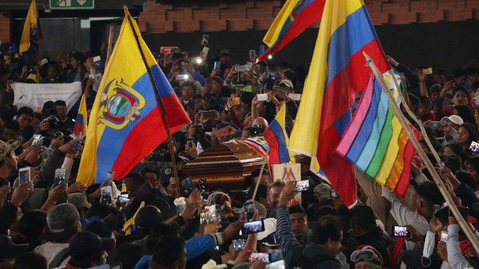 Hundreds of people participate in the wake of Inocencio Tacumbi