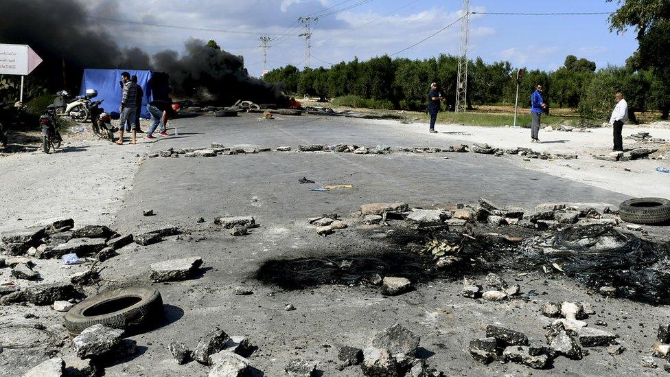 Chebba fans burn tires and block the road into their city in protest at the team's suspension - October 2020