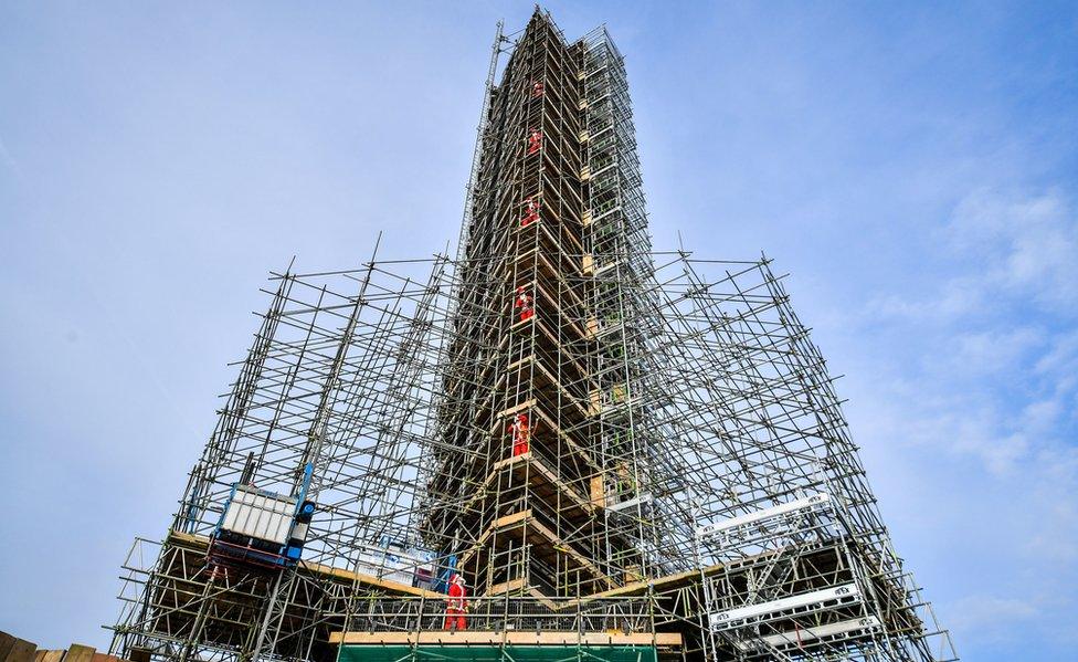 Santas erecting scaffolding around the Wellington Monument