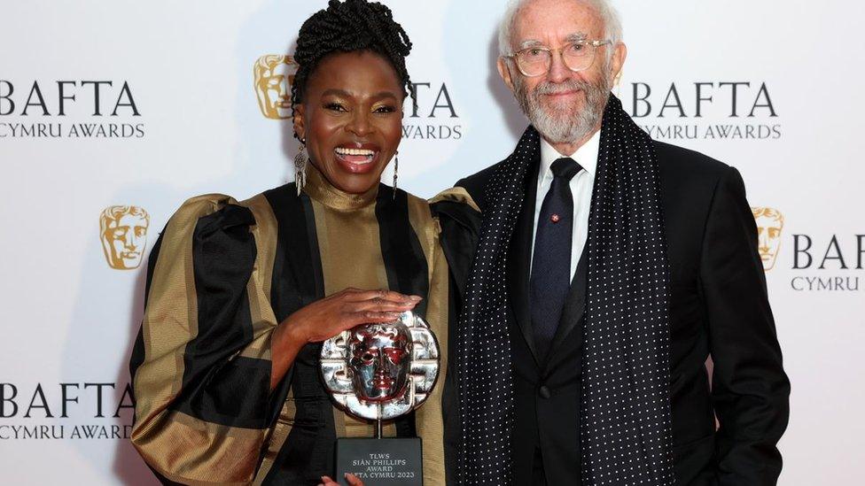 Rakie Ayola a Syr Jonathan Pryce