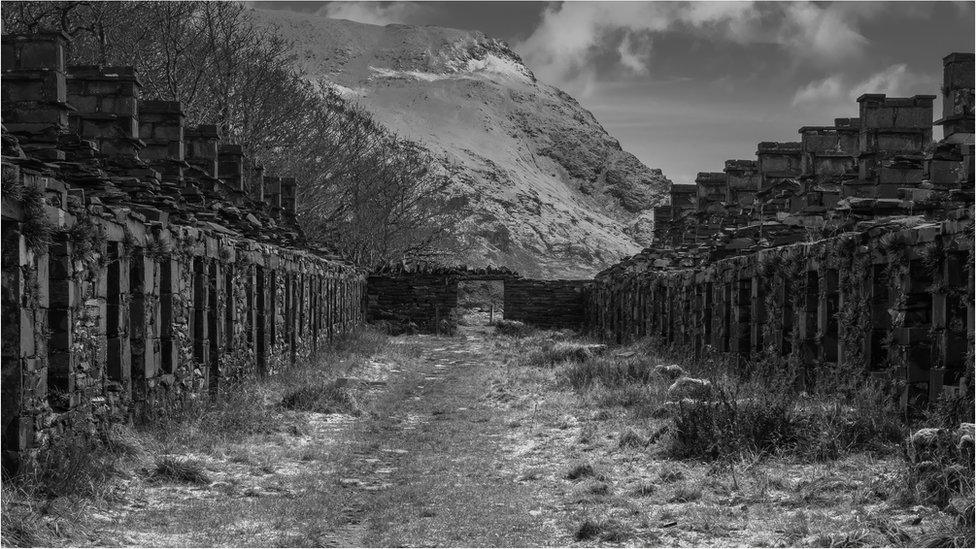 Baracs Môn. Fan hyn oedd y chwarelwyr o Fôn yn aros, wrth weithio yn y chwarel. Eto, hwn wedi ei dynnu wrth fynd yn ôl adref o Llanberis.