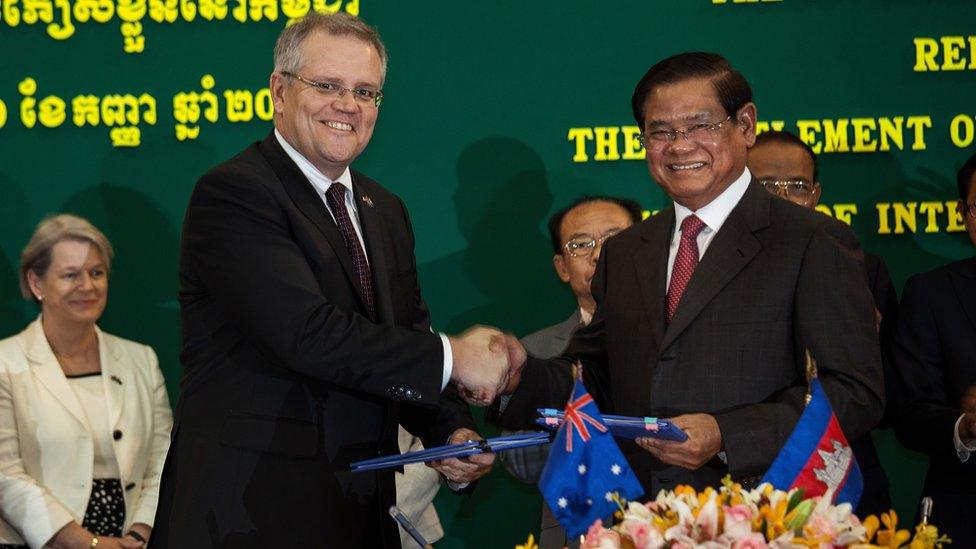 Australian Immigration Minister Scott Morrison and Cambodian Interior Minister Sar Kheng shake hands after signing their refugee resettlement agreement in 2014