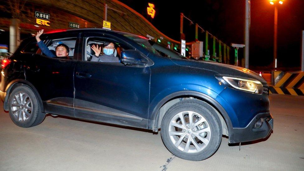 family-leaving-wuhan-in-car