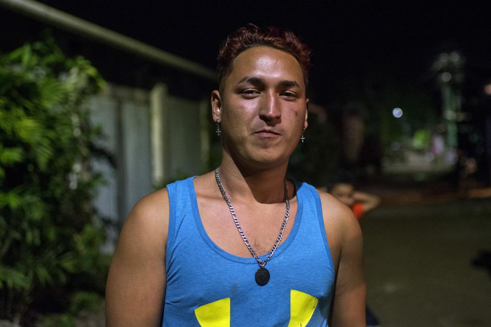 Josué is under pressure to join the gangs operating in his poor neighbourhood and wants out of Honduras.