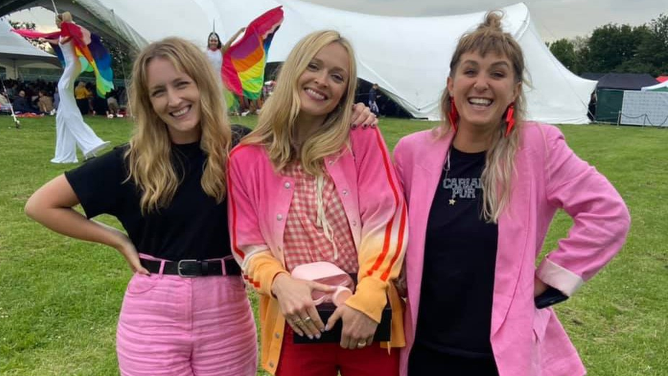 Llinos y cynhyrchydd a Tara gyda Fearne Cotton yn y British Podcast Awards.