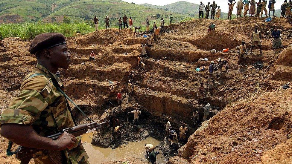 A UPC fighter controls workers at the gold mine in Iga Barriere, in Ituri region, north-east of the Democratic Republic of Congo - June 2003