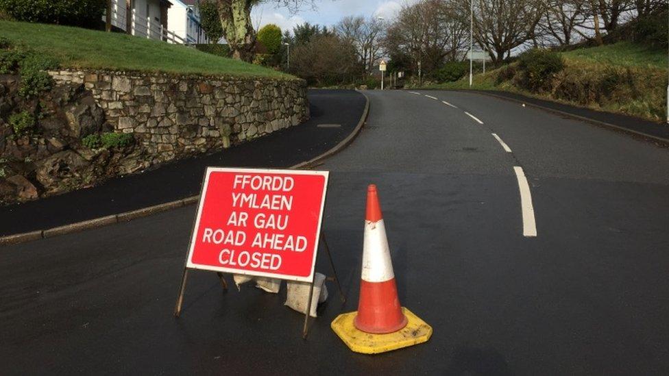 Closed road sign in Llanbedrog