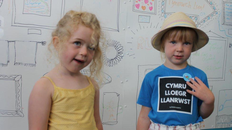 Dau o blant ifanc - un efo het haul a chrys T Cymru Lloergr, a Llanrwst // Two children - one with a beanie hat