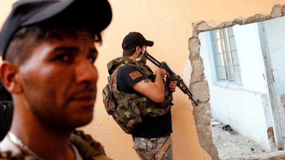 Federal police members take their position during a battle at Jada district in western Mosul (20 March 2017)