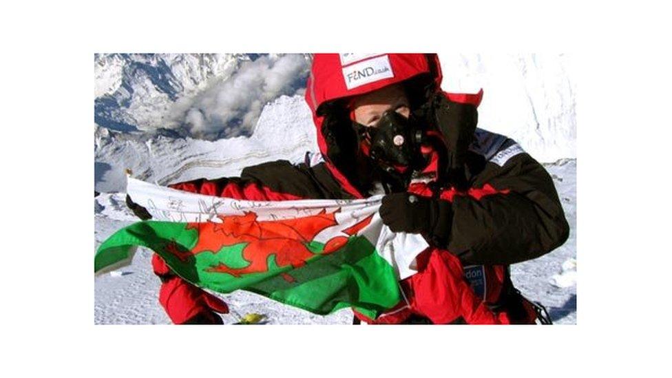 Tori James yn hedfan y Ddraig Goch ar fynydd mwya'r byd