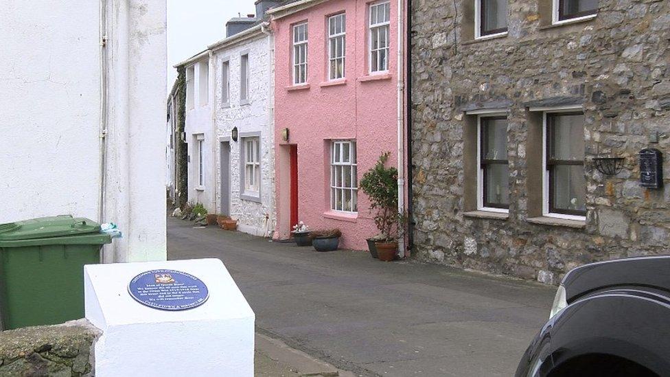 Blue plaque on Queen's Street, Castletown