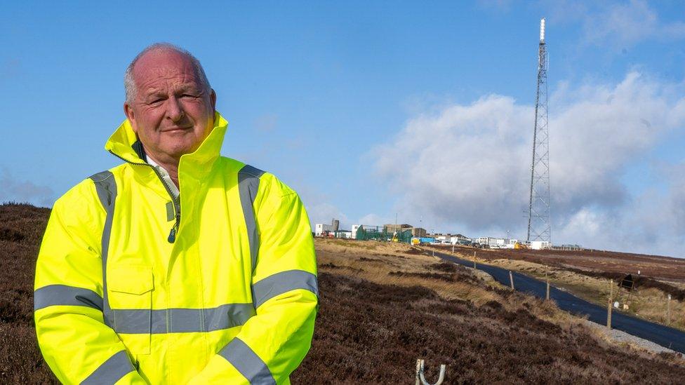 Paul Donovan in front of the new mast