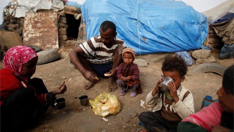 Family in camp for displaced people, near Sanaa (26/09/16)