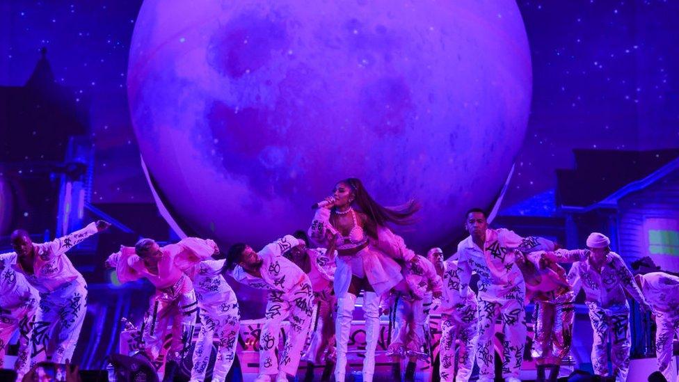 ariana-grande-and-dancers-on-stage