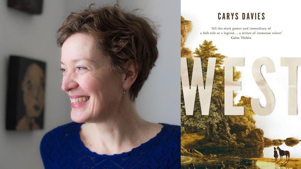 Carys Davies a clawr y llyfr 'West'